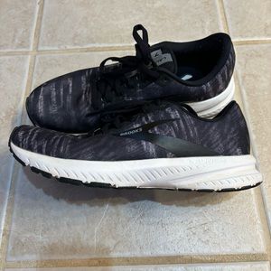 Women’s Brooks Launch 7 tennis shoes size 8 black